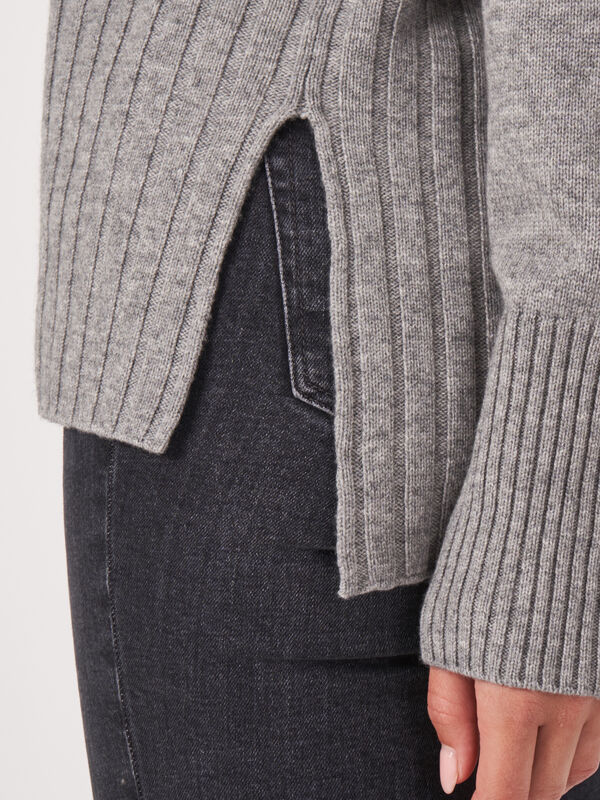 Pull à col roulé et larges côtes image number 26