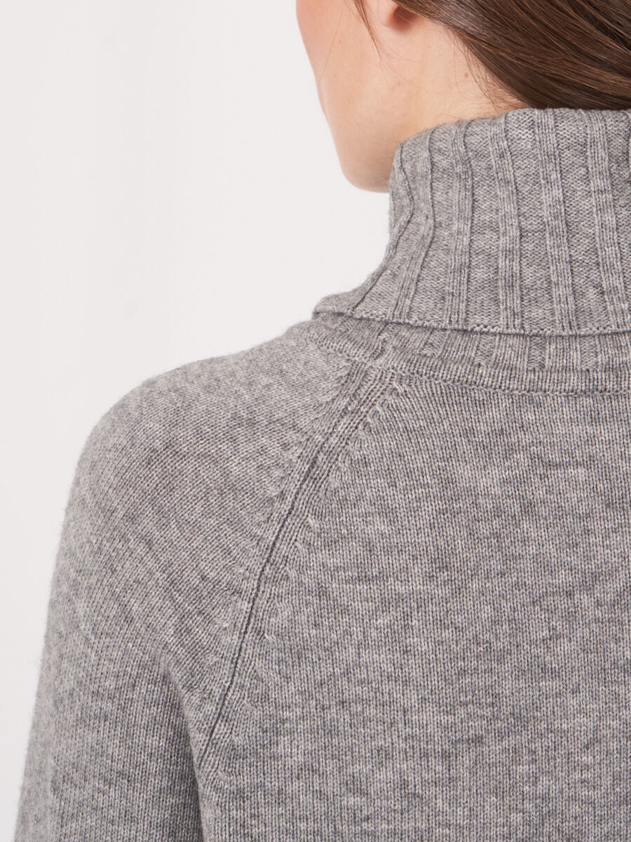 Weiter Rollkragenpullover mit Rippstrick-Details image number 27