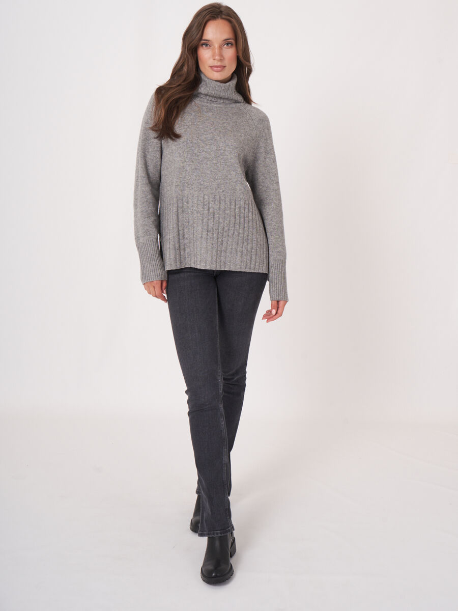 Weiter Rollkragenpullover mit Rippstrick-Details image number 28