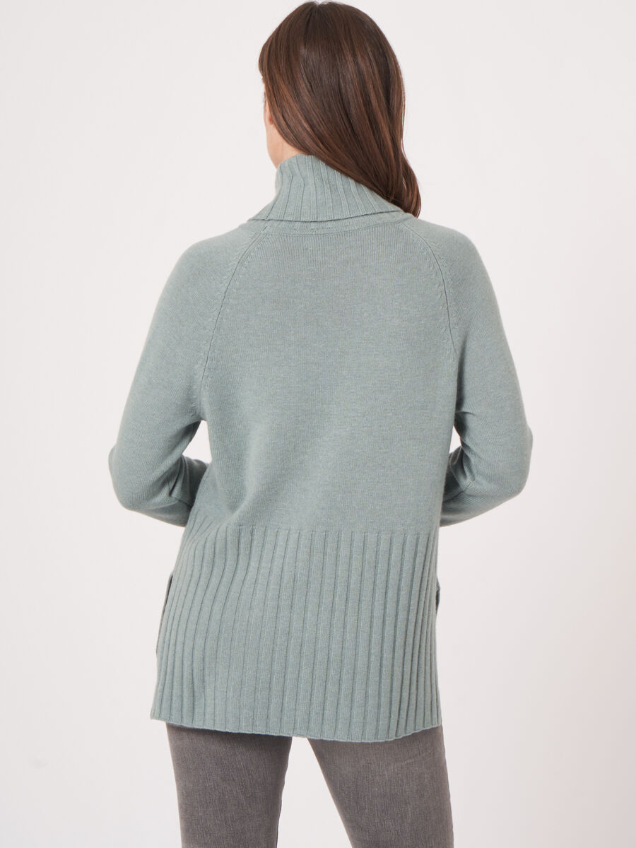 Weiter Rollkragenpullover mit Rippstrick-Details image number 30