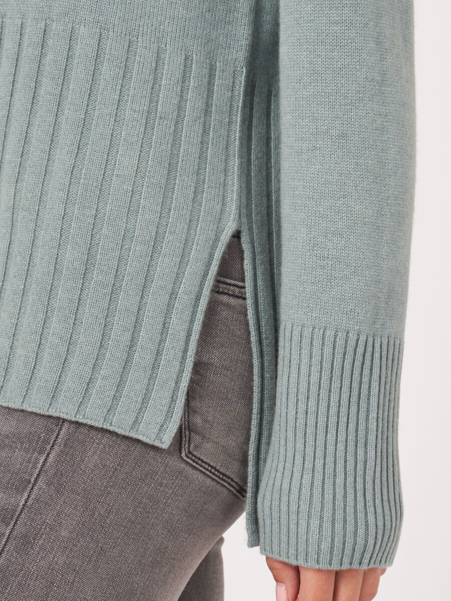 Weiter Rollkragenpullover mit Rippstrick-Details image number 32