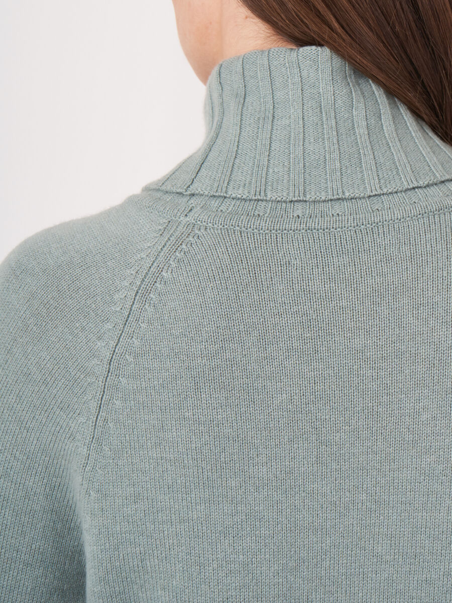 Weiter Rollkragenpullover mit Rippstrick-Details image number 33