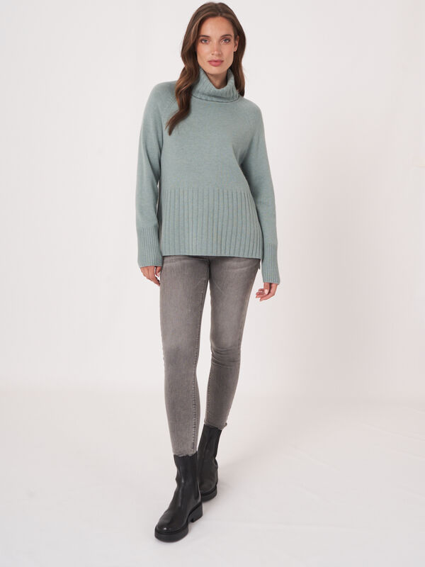 Pull à col roulé et larges côtes image number 34