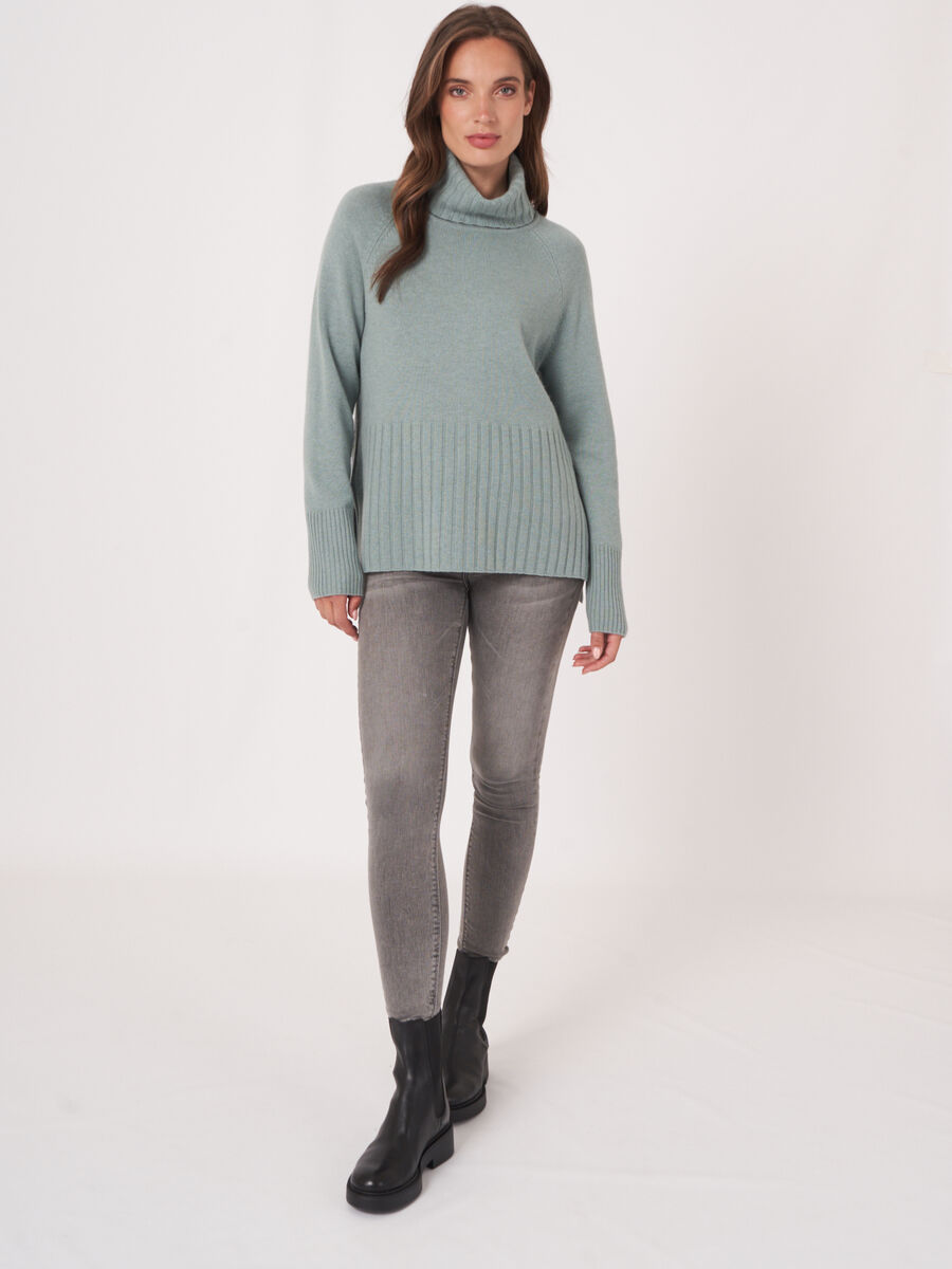 Weiter Rollkragenpullover mit Rippstrick-Details image number 34