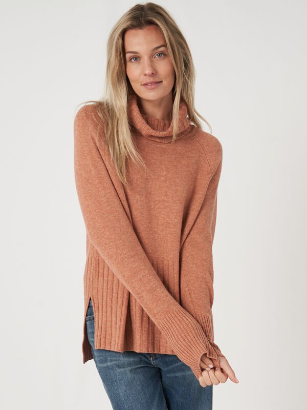 Pull à col roulé et larges côtes image number 5