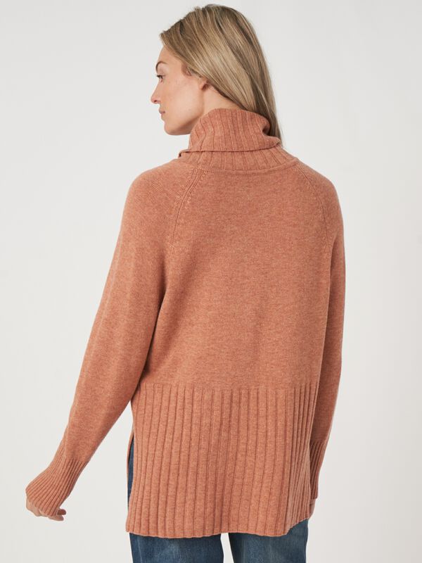Pull à col roulé et larges côtes image number 6