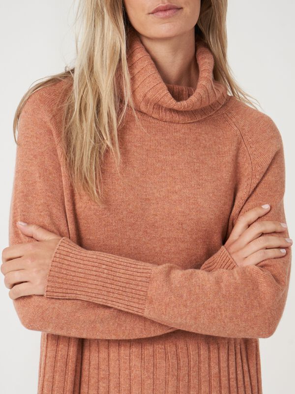 Pull à col roulé et larges côtes image number 7