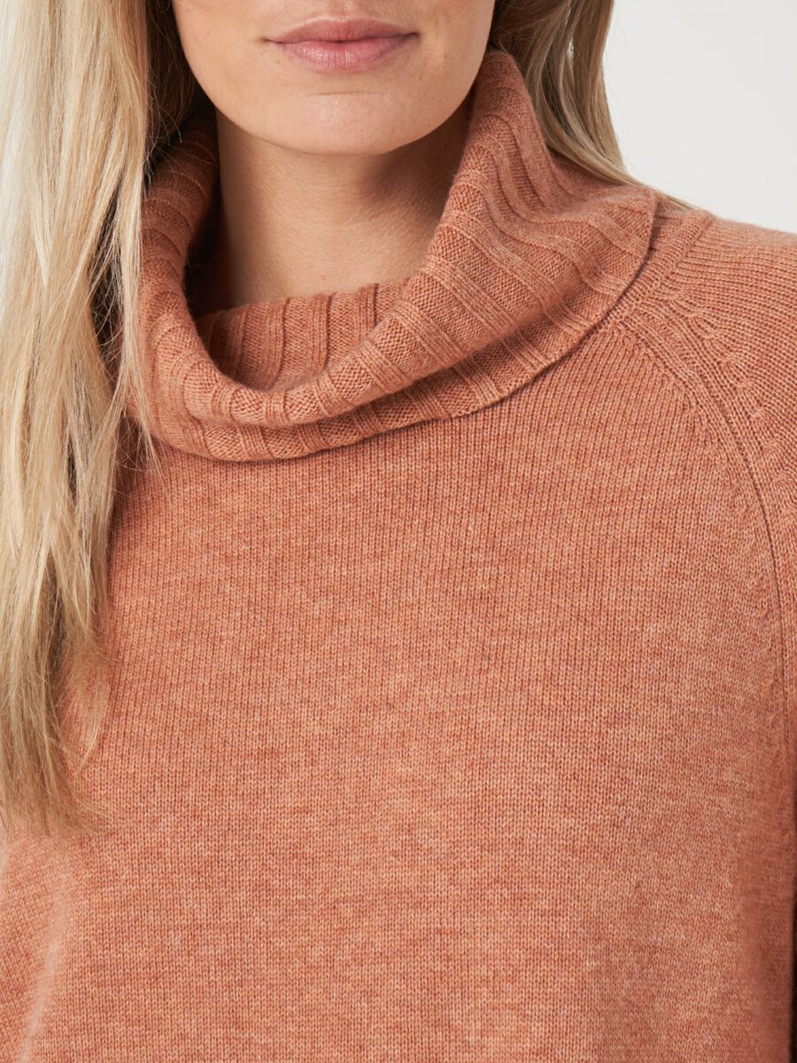 Wide ribbed turtleneck sweater image number 4