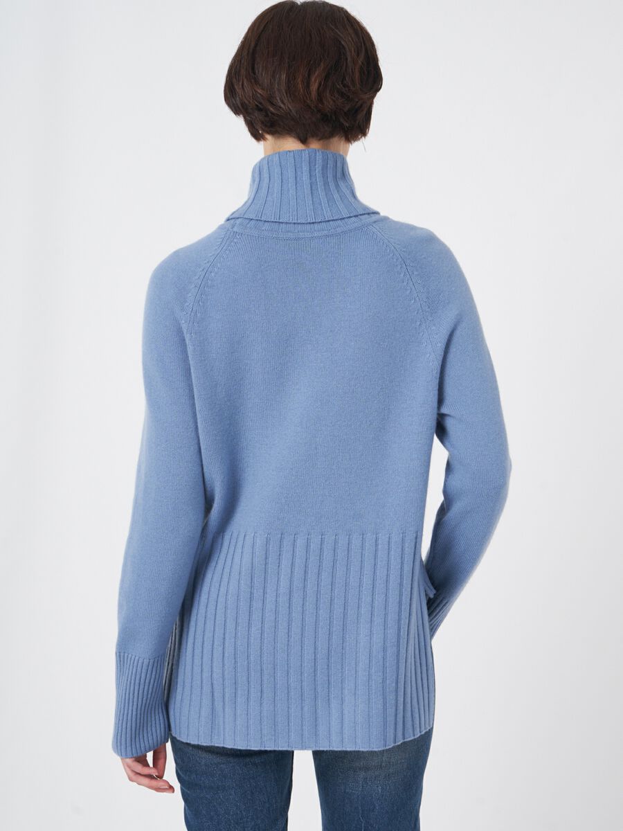 Weiter Rollkragenpullover mit Rippstrick-Details image number 3