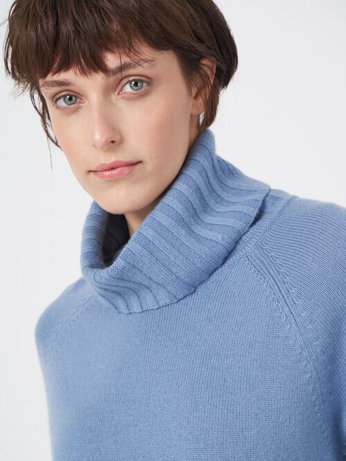 Weiter Rollkragenpullover mit Rippstrick-Details