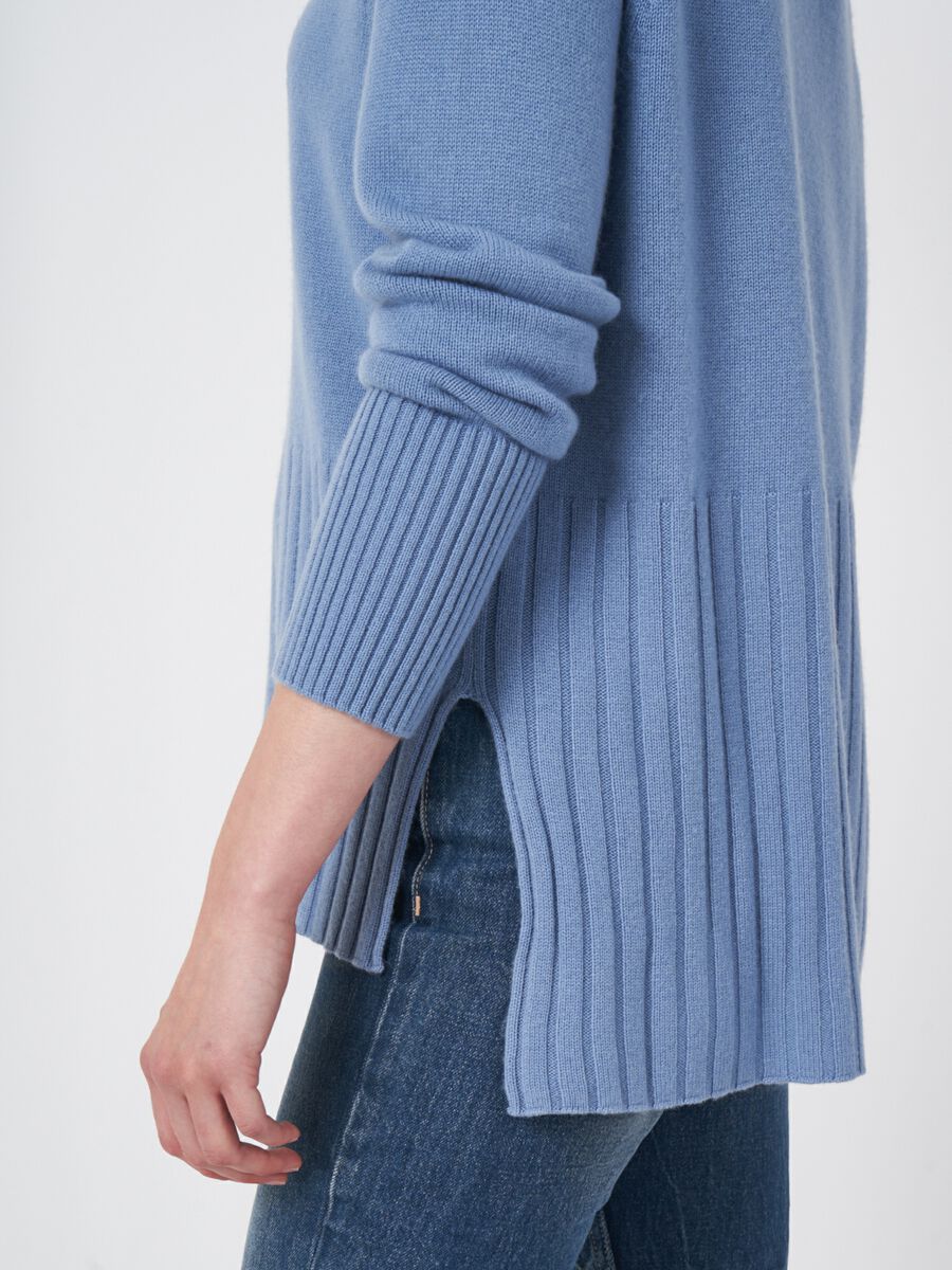 Weiter Rollkragenpullover mit Rippstrick-Details image number 2