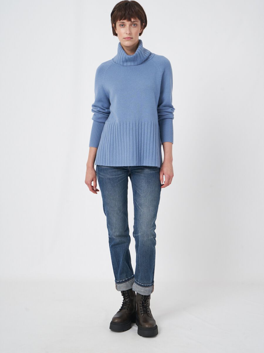 Weiter Rollkragenpullover mit Rippstrick-Details image number 4