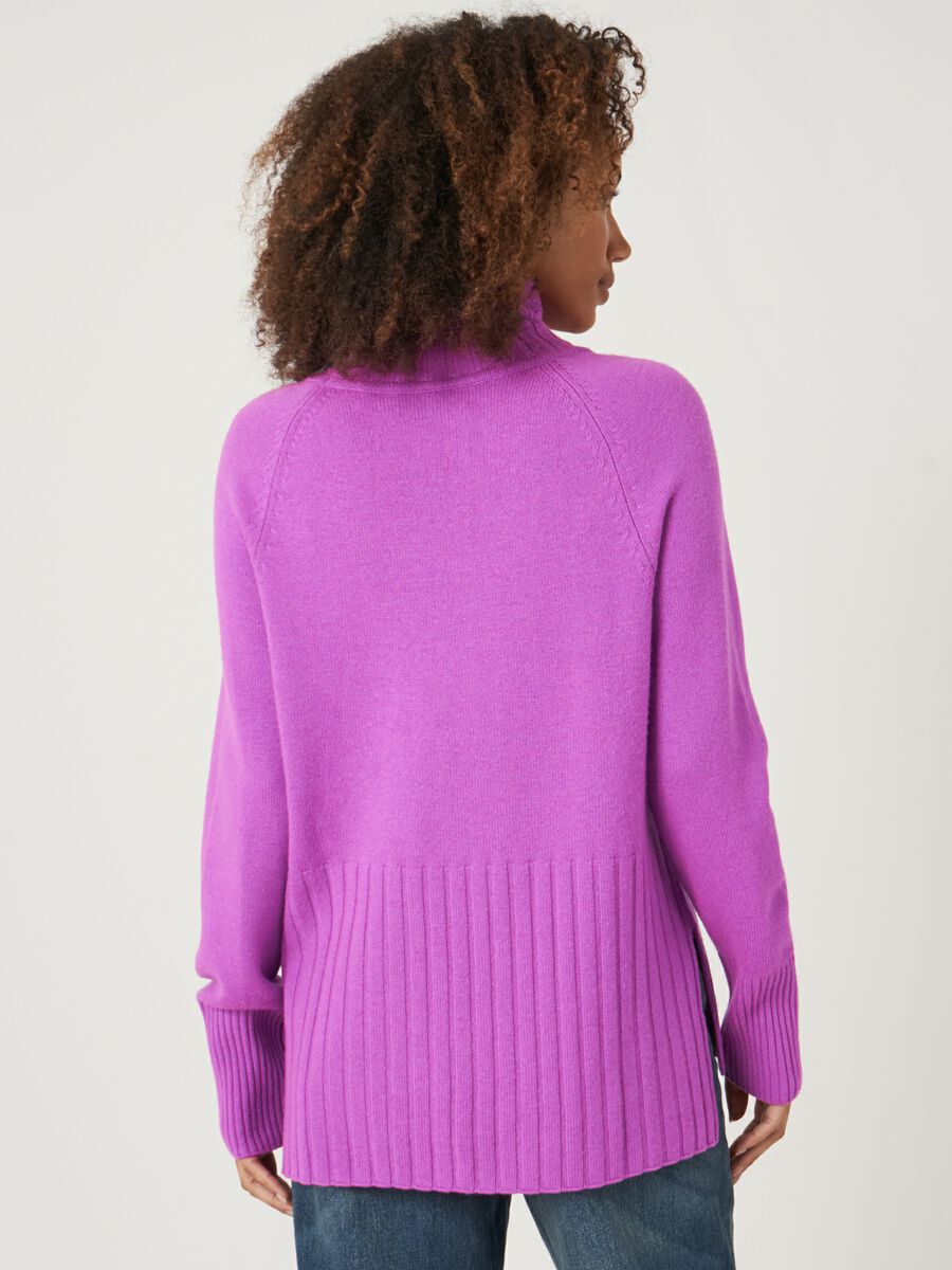 Weiter Rollkragenpullover mit Rippstrick-Details image number 12