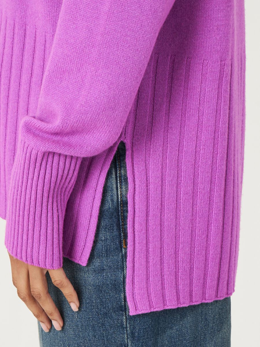 Weiter Rollkragenpullover mit Rippstrick-Details image number 13