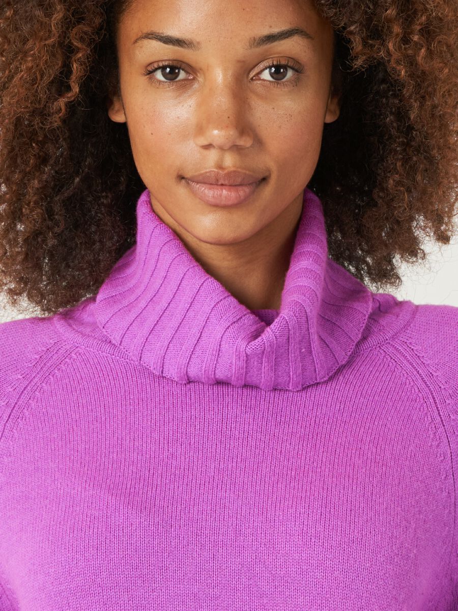 Weiter Rollkragenpullover mit Rippstrick-Details image number 14