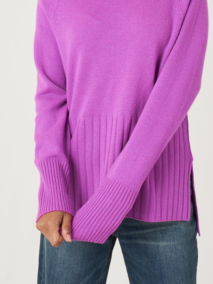 Weiter Rollkragenpullover mit Rippstrick-Details image number 15