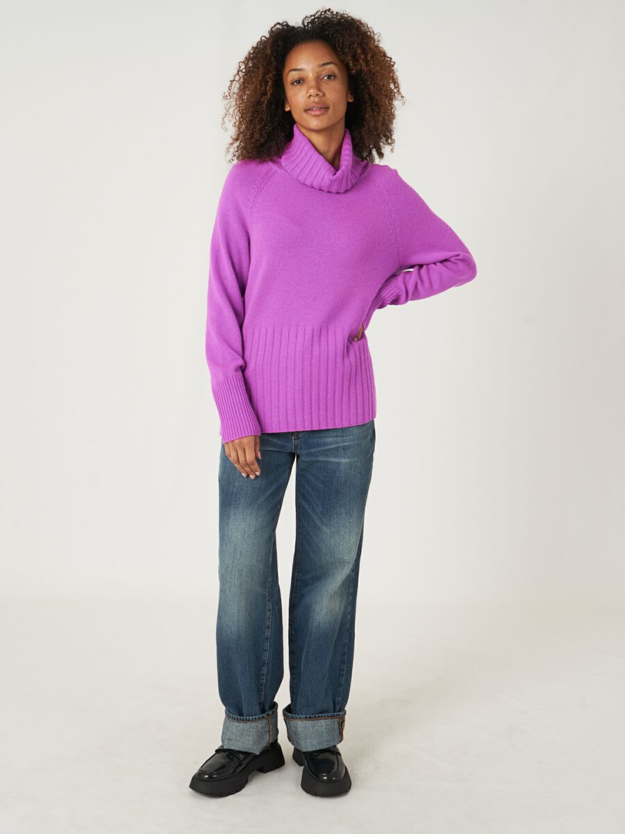 Weiter Rollkragenpullover mit Rippstrick-Details image number 16