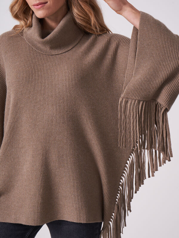 Poncho à franges avec col roulé image number 3