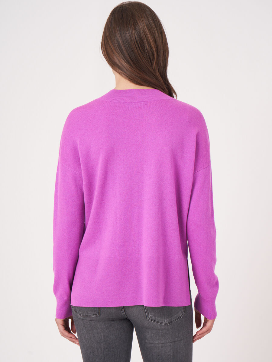 Fijn gebreide trui met voorzak image number 1