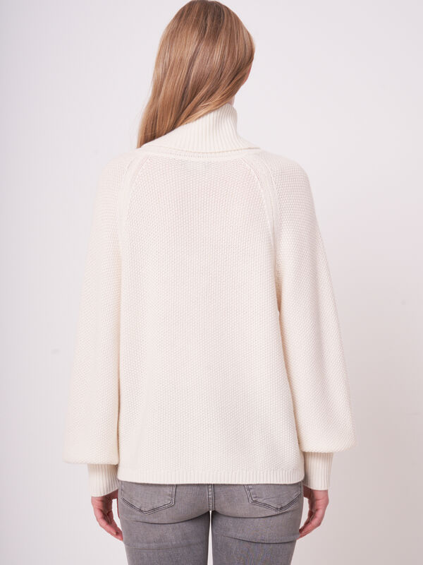 Rollkragenpullover aus Zopfstrick mit Puffärmeln image number 2