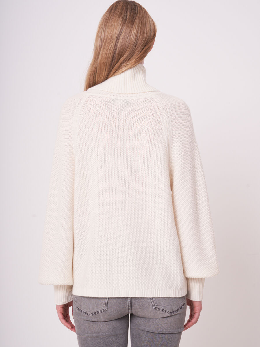Pull à col roulé et motif tresses avec manches bouffantes image number 2