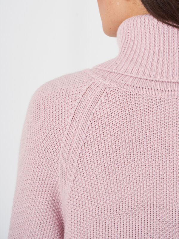 Grof gebreide kabel-trui met rolkraag en pofmouwen image number 4