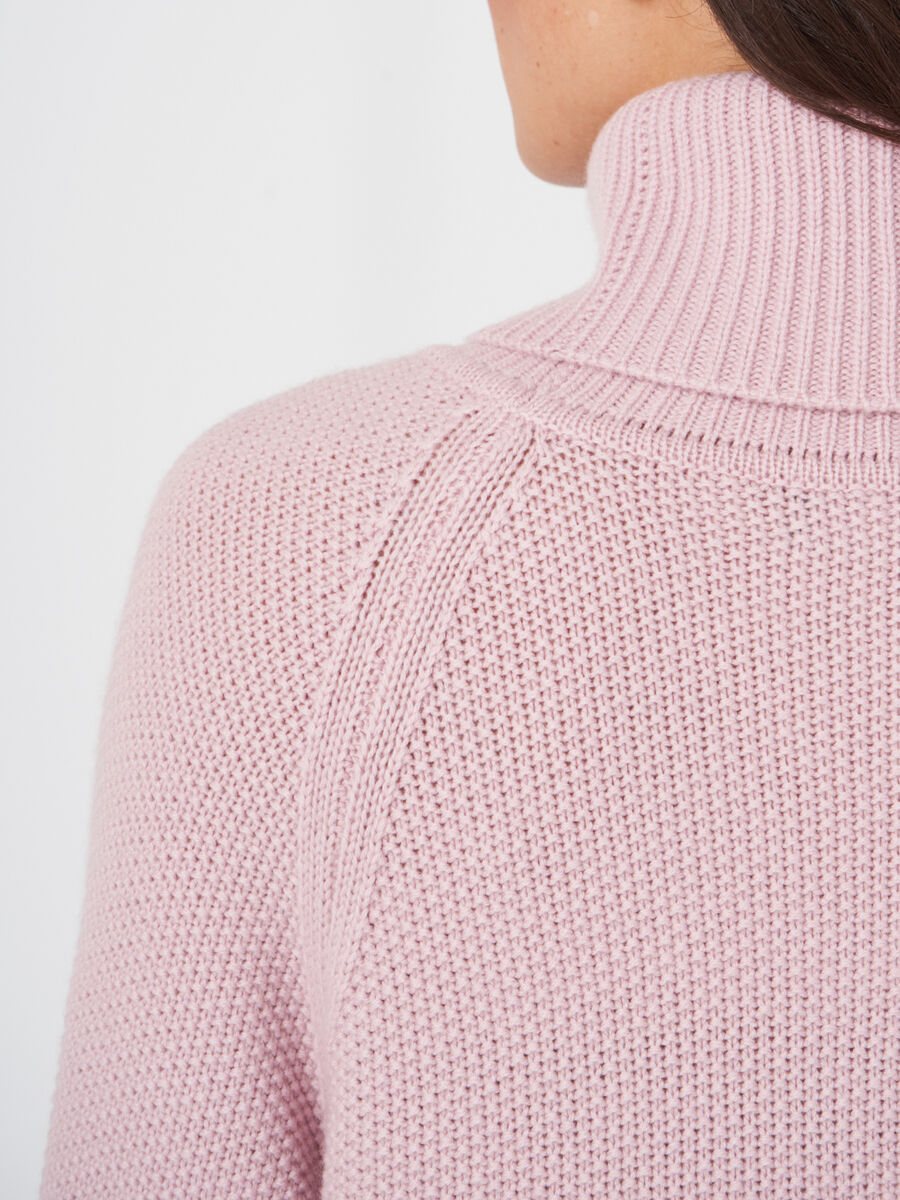 Pull à col roulé et motif tresses avec manches bouffantes image number 4