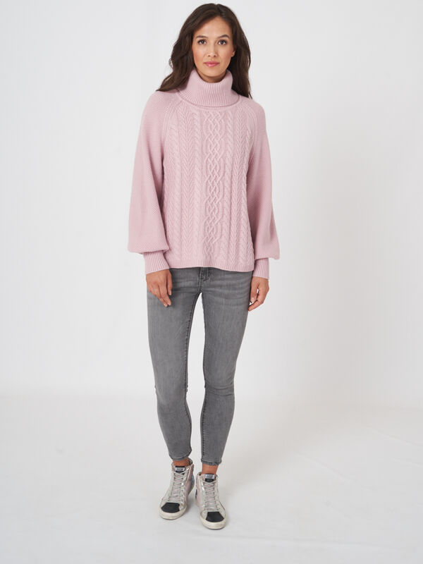 Grof gebreide kabel-trui met rolkraag en pofmouwen image number 5