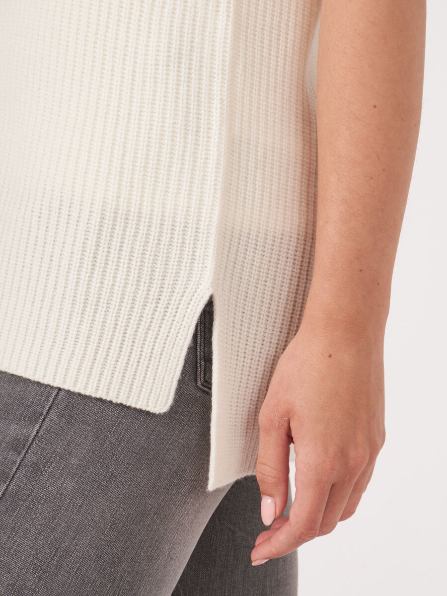 Deep V-neck sleeveless vest image number 3