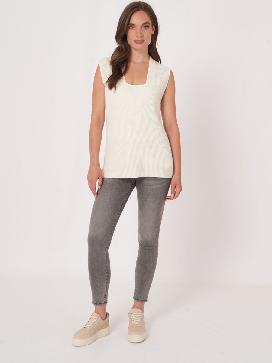 Deep V-neck sleeveless vest image number 4