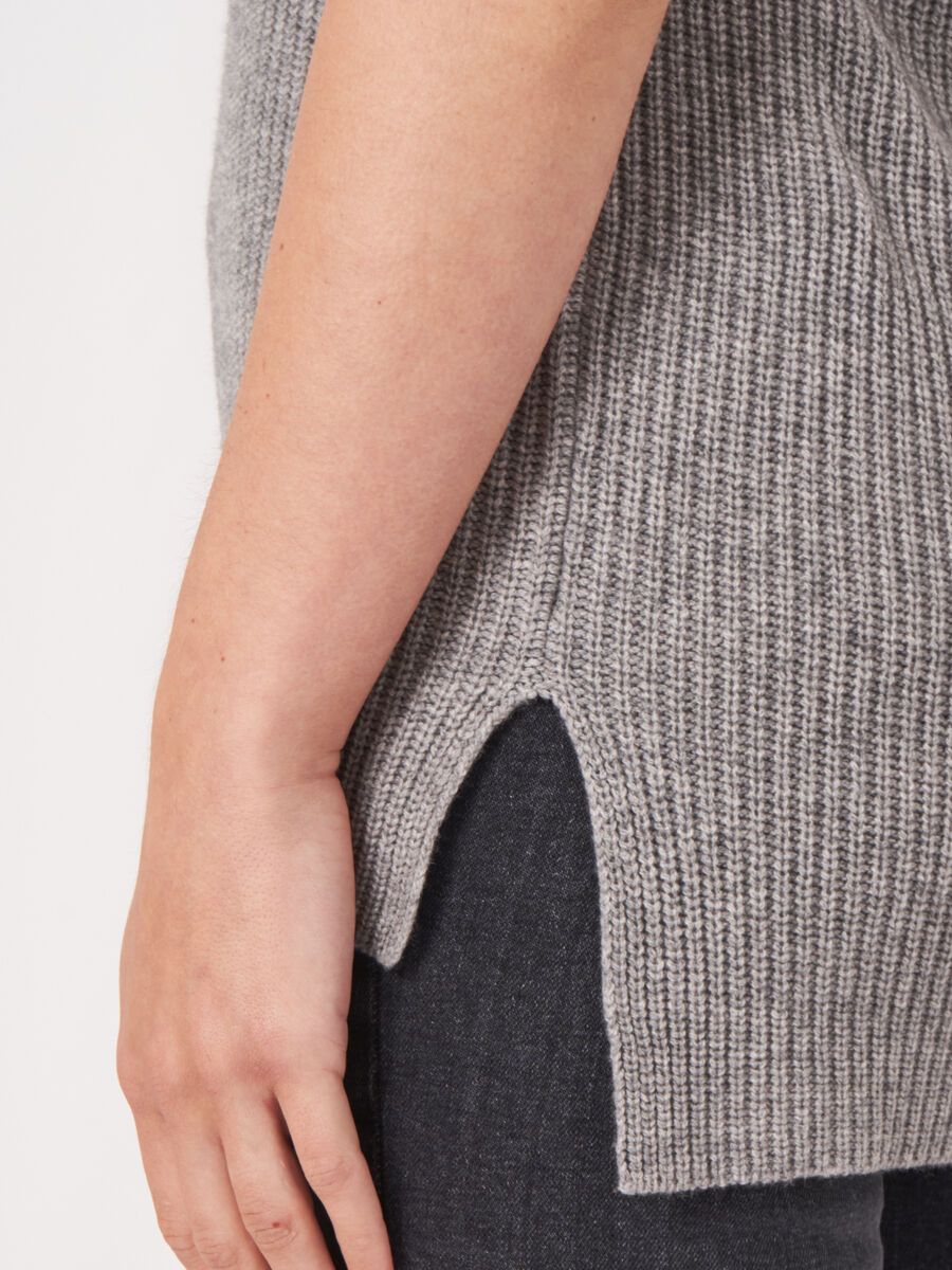 Gilet côtelé sans manches à col en V profond image number 3