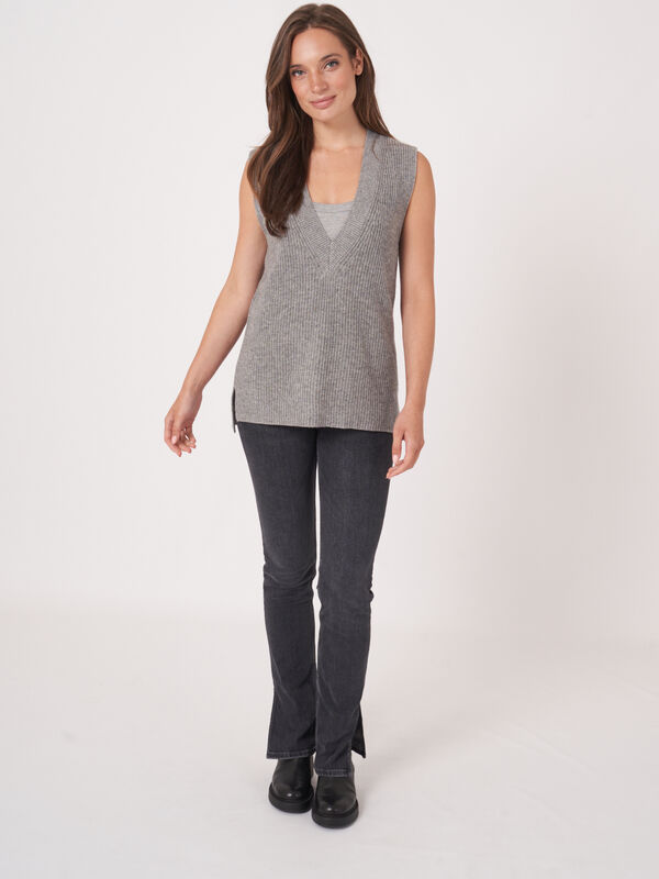Gilet côtelé sans manches à col en V profond image number 4