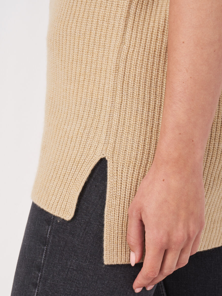 Deep V-neck sleeveless vest image number 2