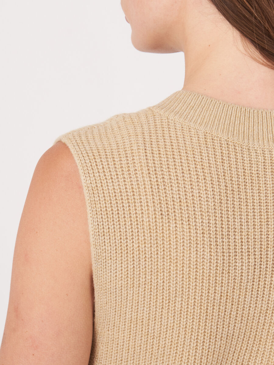 Deep V-neck sleeveless vest image number 4