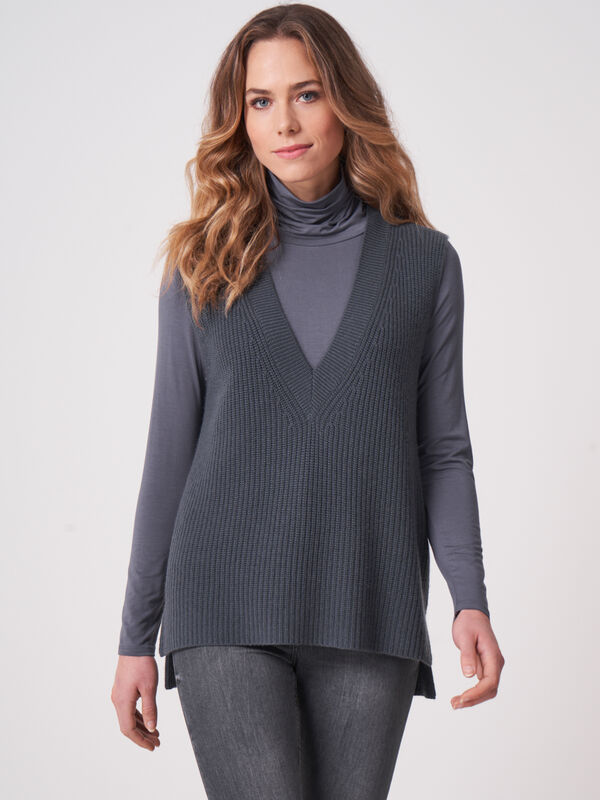 Mouwloze trui met diepe V-hals image number 1