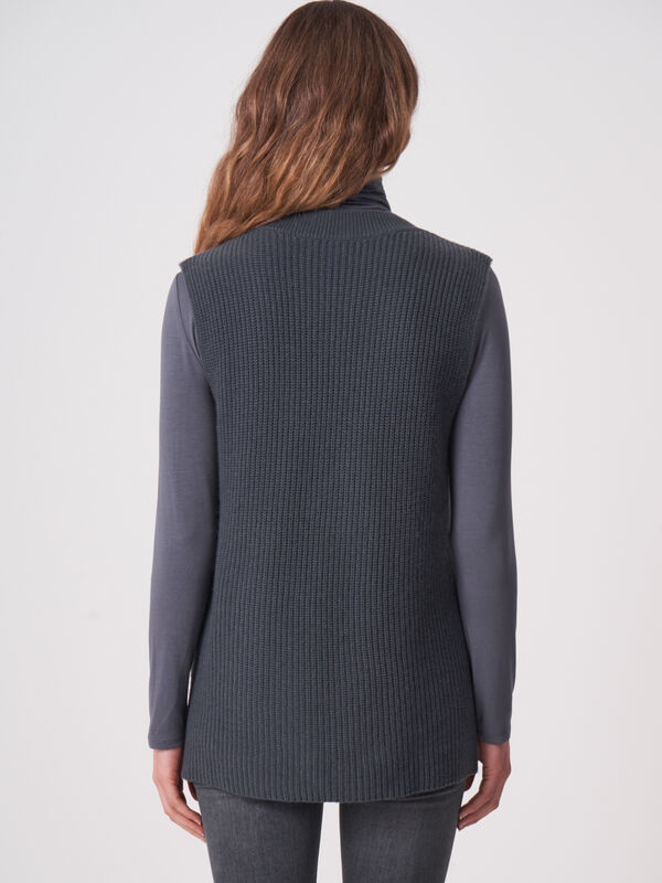 Mouwloze trui met diepe V-hals image number 2