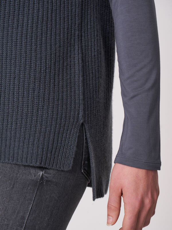 Mouwloze trui met diepe V-hals image number 3