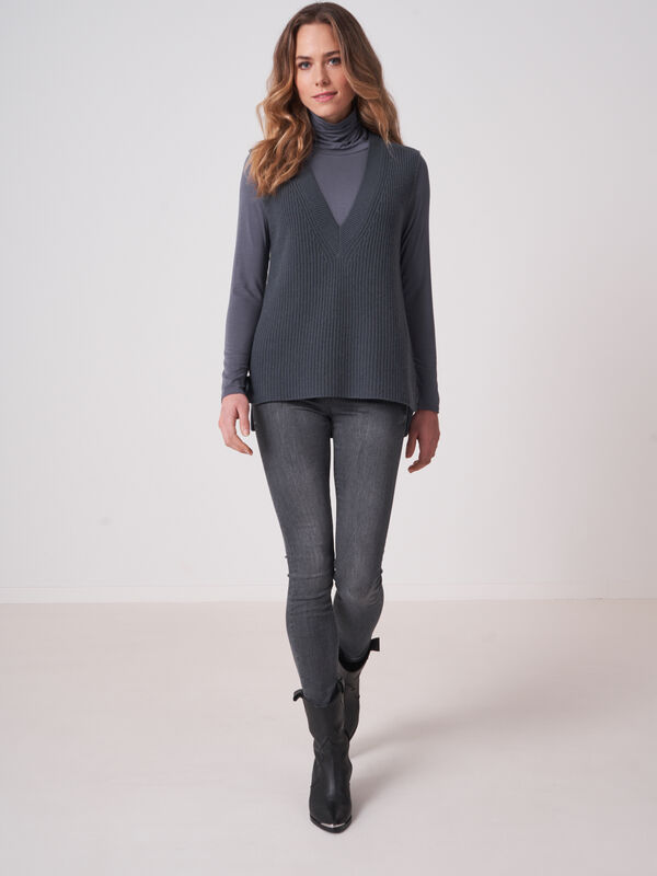 Mouwloze trui met diepe V-hals image number 4