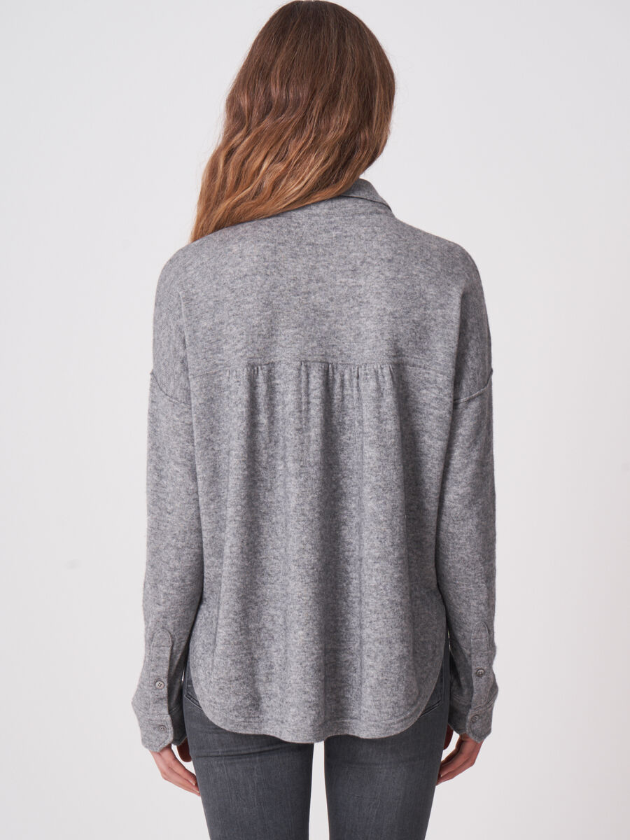 Fein gestrickte Bluse aus Kaschmir-Wollmischung mit Hemdkragen image number 8