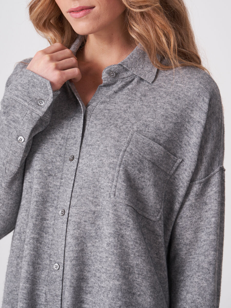 Fein gestrickte Bluse aus Kaschmir-Wollmischung mit Hemdkragen image number 9