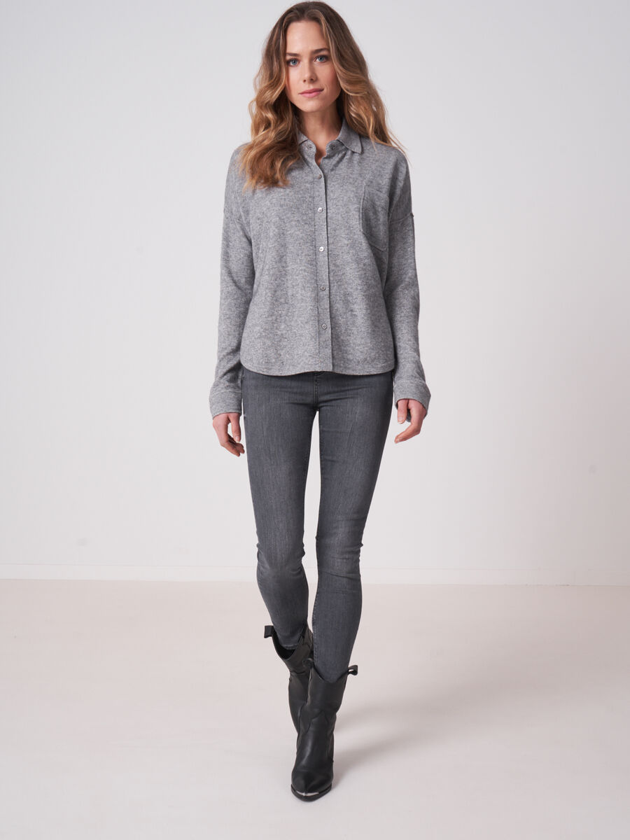 Fein gestrickte Bluse aus Kaschmir-Wollmischung mit Hemdkragen image number 10