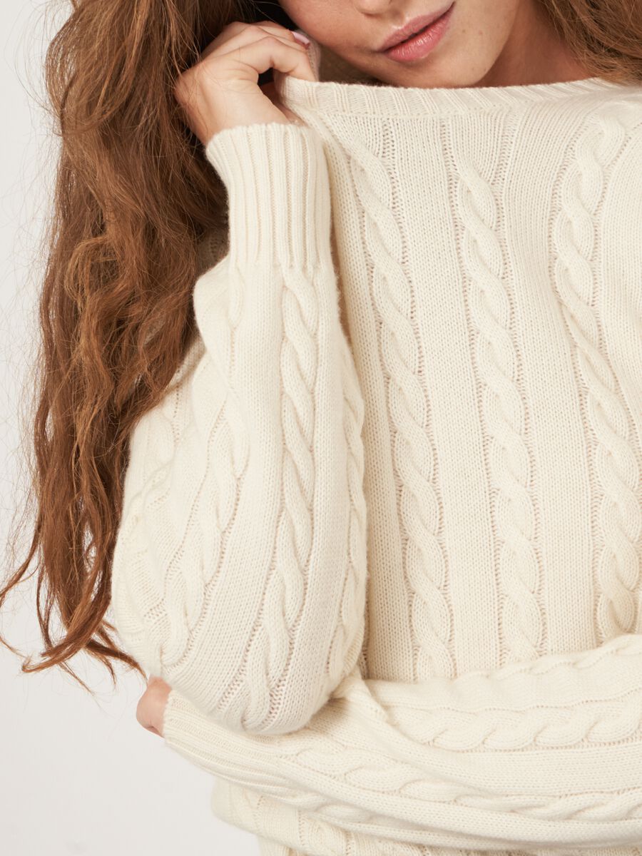 Kurzer Kaschmir-Zopfstrickpullover image number 3