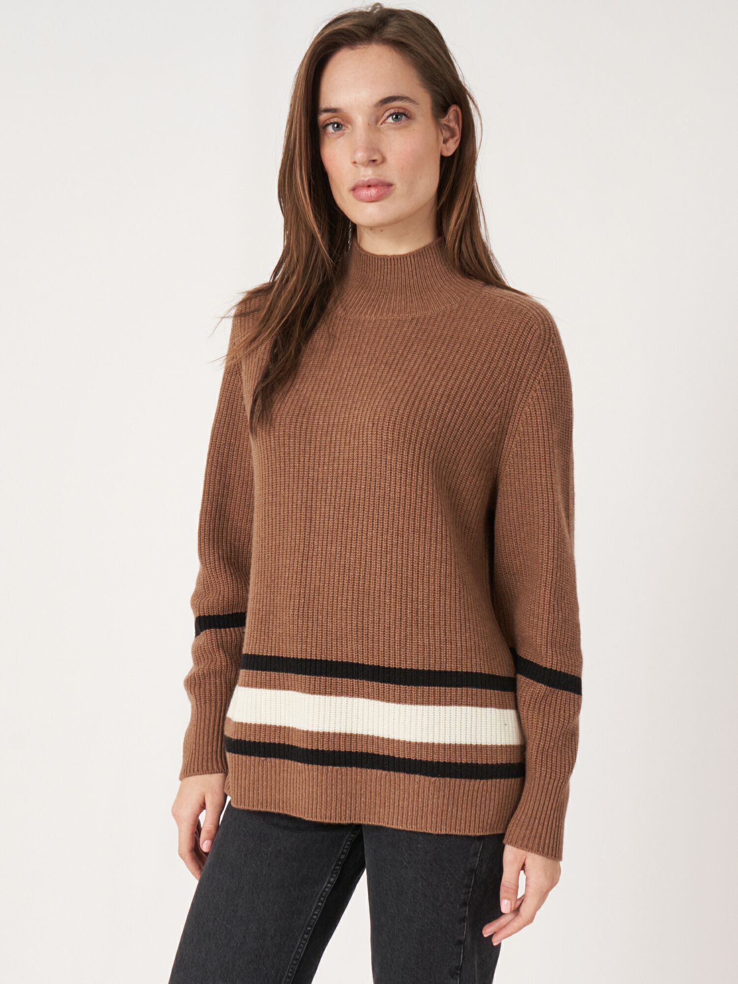 Cashmere sweater met hoge hals en gestreept detail