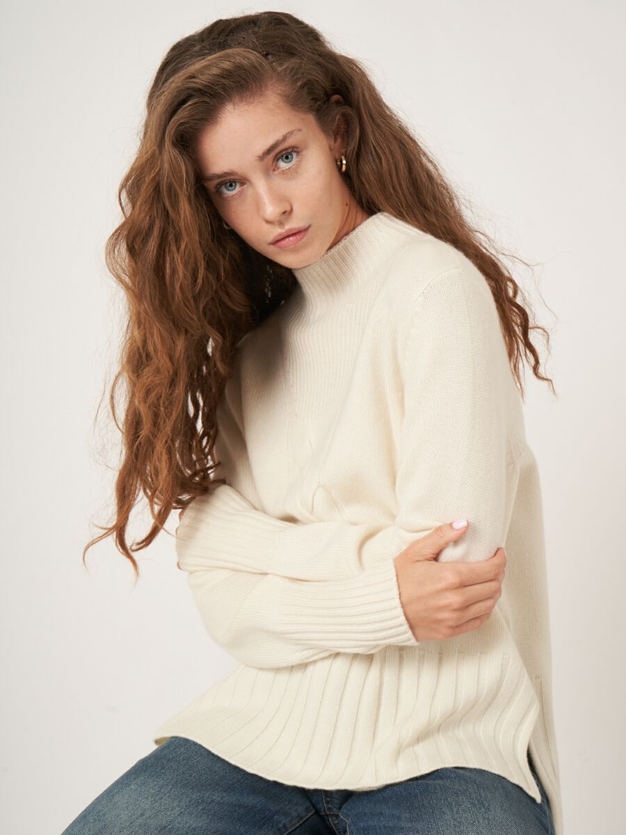 Stehkragen-Pullover aus Kaschmirmischung mit Zopfmusterdetail und Seitenschlitzen image number 3