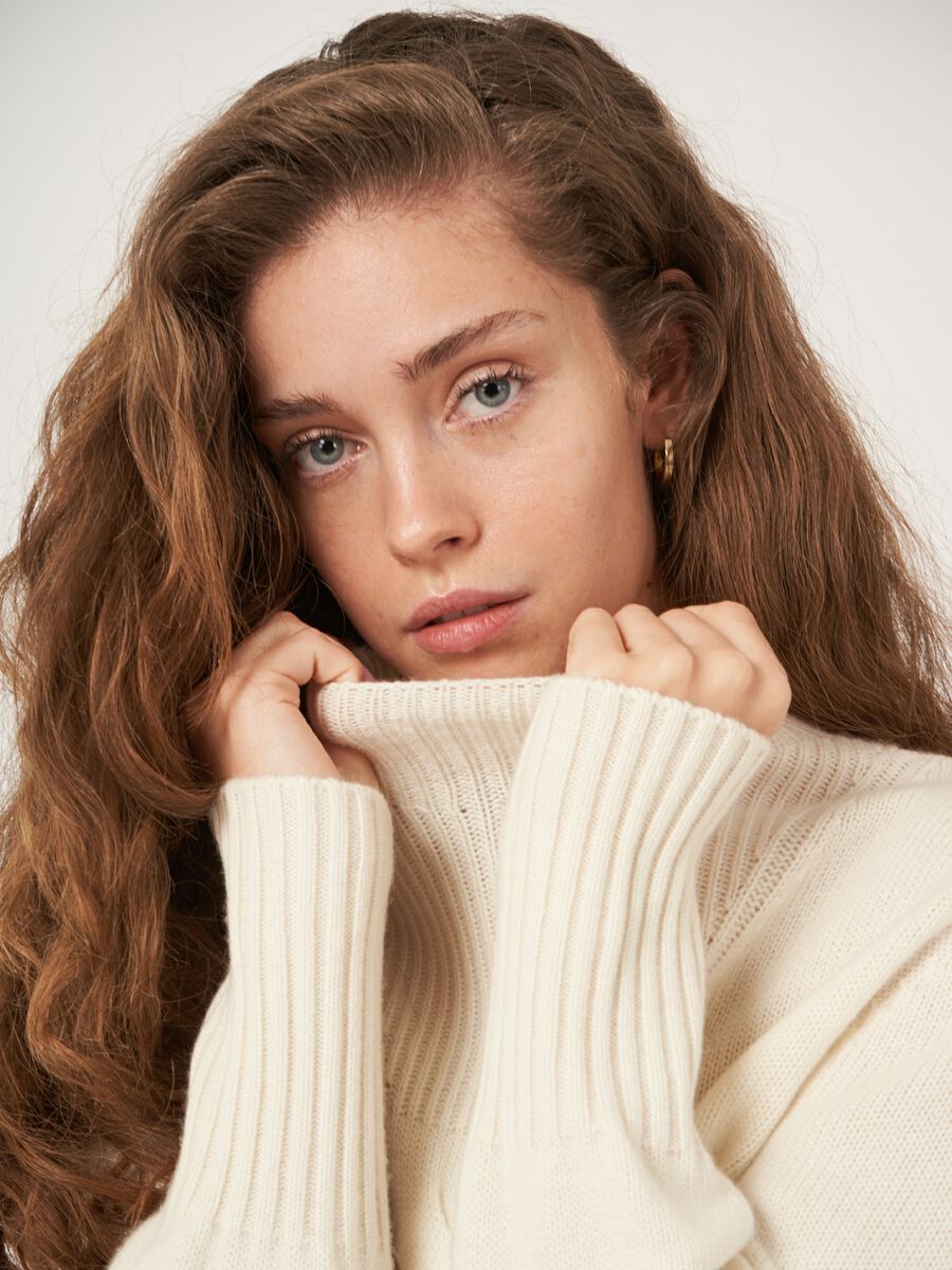 Stehkragen-Pullover aus Kaschmirmischung mit Zopfmusterdetail und Seitenschlitzen image number 4