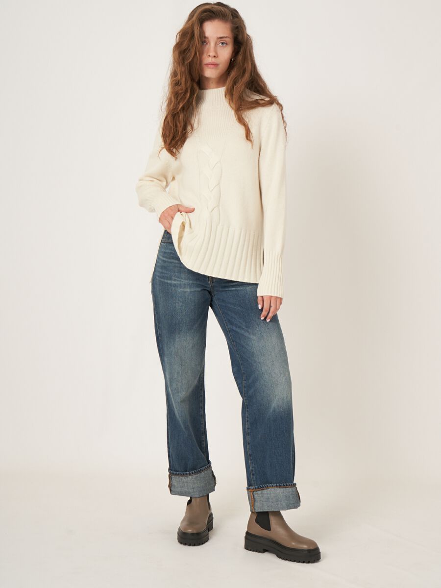 Stehkragen-Pullover aus Kaschmirmischung mit Zopfmusterdetail und Seitenschlitzen image number 5