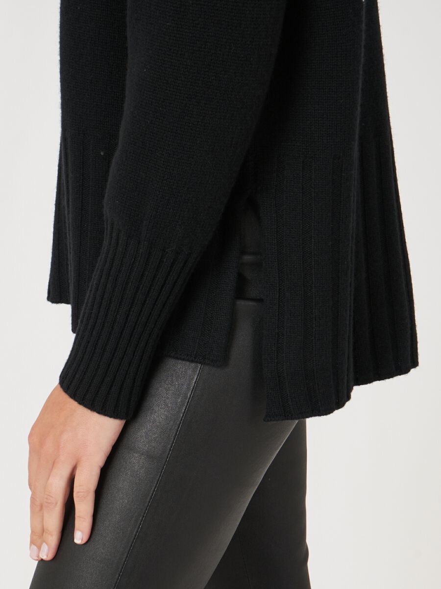 Stehkragen-Pullover aus Kaschmirmischung mit Zopfmusterdetail und Seitenschlitzen image number 9