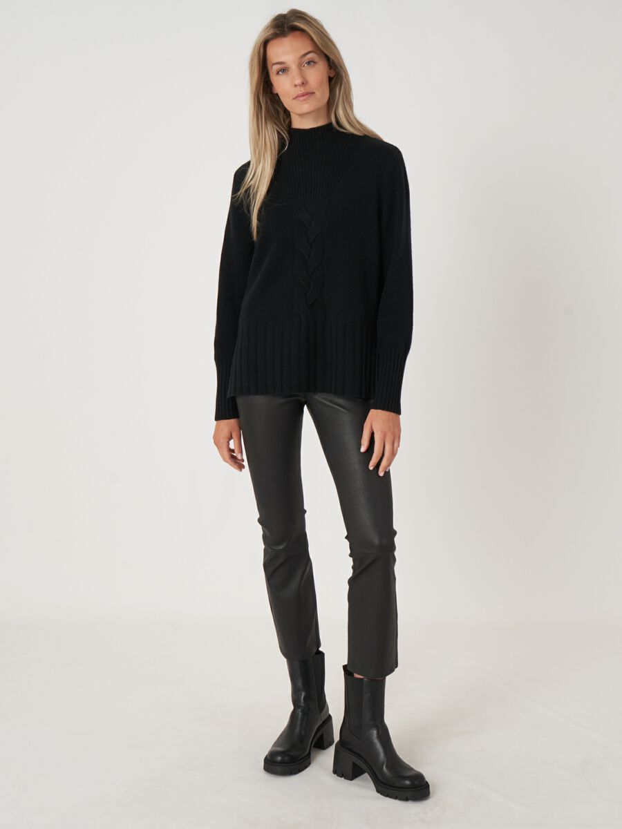 Stehkragen-Pullover aus Kaschmirmischung mit Zopfmusterdetail und Seitenschlitzen image number 11