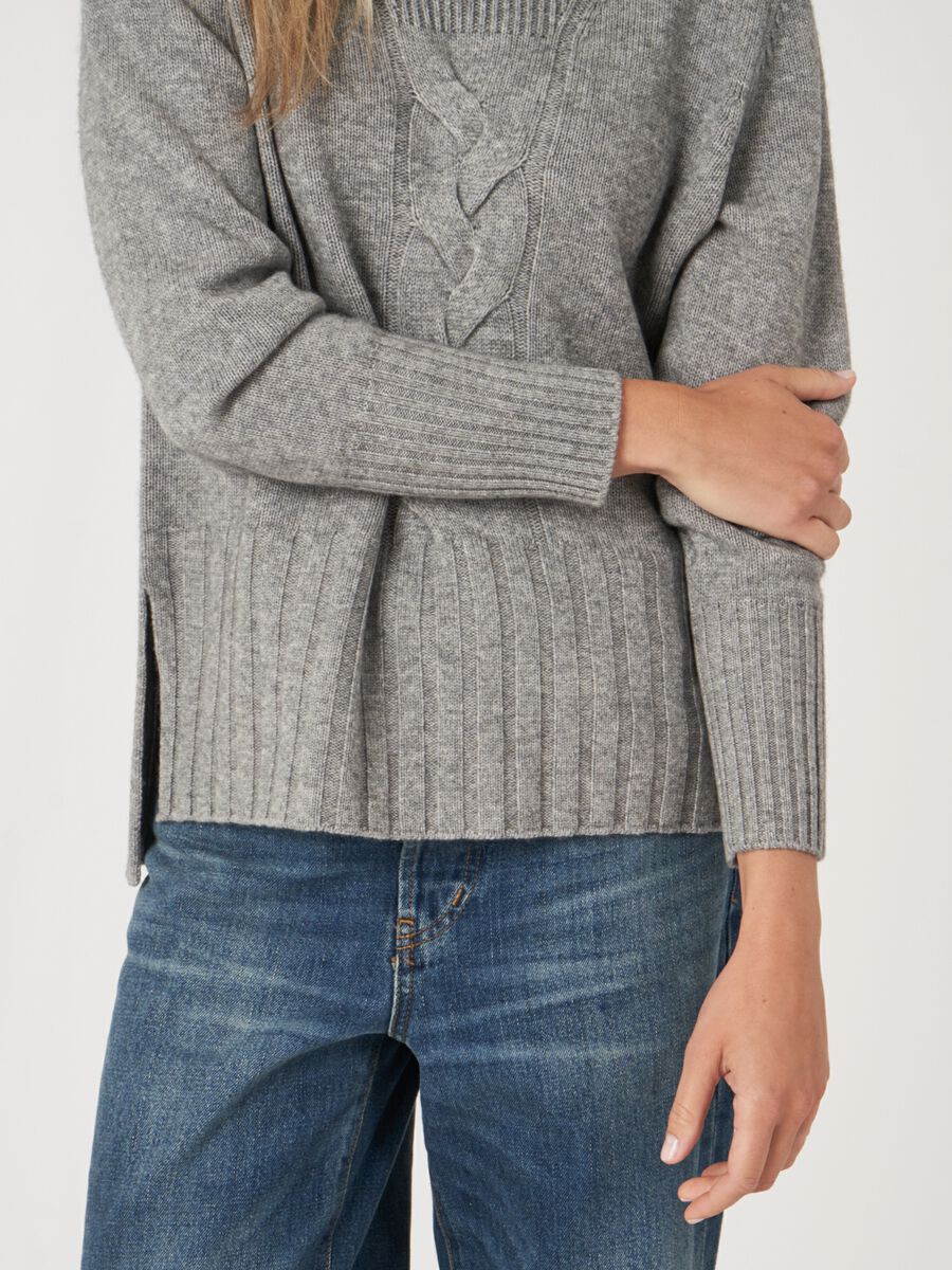 Stehkragen-Pullover aus Kaschmirmischung mit Zopfmusterdetail und Seitenschlitzen image number 15