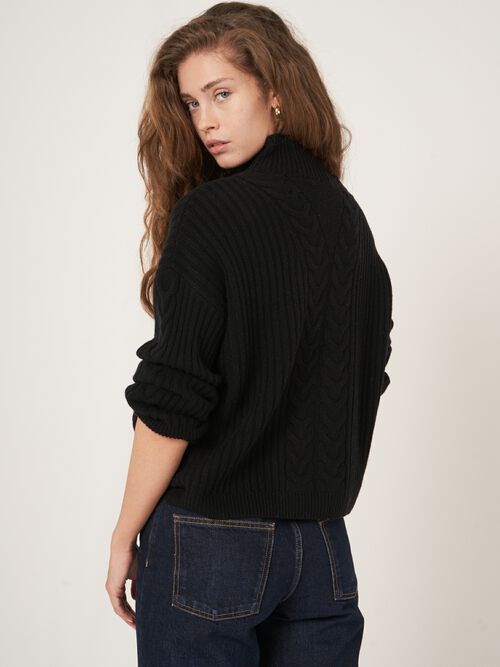 Geribde trui met hoge kraag en kabel detail